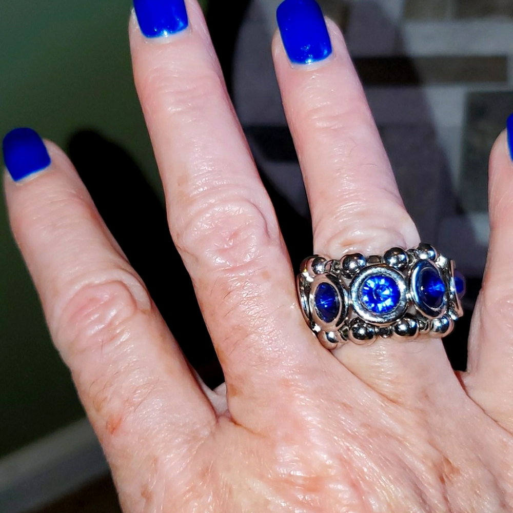 Stretchy band ring with blue gems